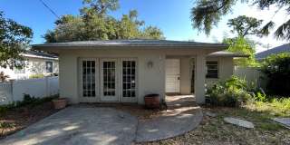 4/2 Home conveniently located in Sarasota near Beaches, Jungle Gardens, Airport & Downtown! Gallery 1