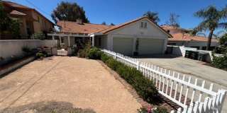 Beautiful single story Canyon Lake Home Gallery 1