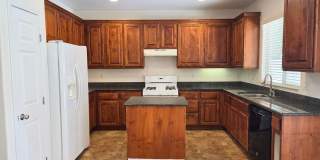 Spacious 4 Bed Home with Loft & 3-Car Garage Gallery 12