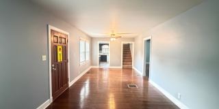 3 Bedroom Home With A  Basement And Large Back Yard Gallery 4