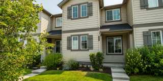 Spacious 3-Bed Townhome: 3 Minutes to St. Charles Gallery 1