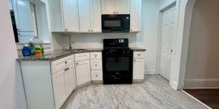 Stunning 3-Bedroom Townhome in Carroll Park! Available NOW! Gallery 11