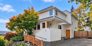 Spacious 5-Bedroom Magnolia Home with Rooftop Deck & Lake Views Spacious 5-Bedroom Magnolia Home with Rooftop Deck & Lake Views Gallery 1