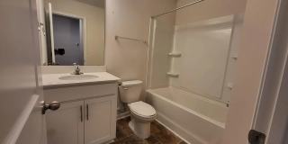 Room in 3 Bedroom Home at Guildford Hill Ln Gallery 4