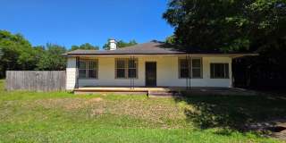 3BR/1BA home with Bonus Room and large fenced back yard Gallery 1