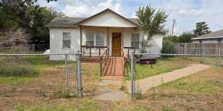 3 Bedroom 1950's Home with Large Fenced Yard Available 1/12/26 Gallery 1