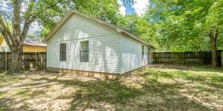 Refreshed 3 BR/2 BA home near I-49/UofA! Large fenced yard! Gallery 16