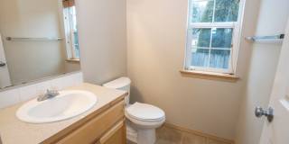 Modern 4 Bedroom, 2.5 Bath Home In Silver Creek w/AC Gallery 17