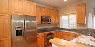 2bd/2.5ba Kirkland Townhome Gallery 5