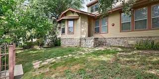 2/1 Condo Near UT and Darrell K Royal Field Gallery 4