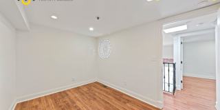 Charming 2/1 loft-style condo in the heart of Historic Downtown Charleston! Gallery 19