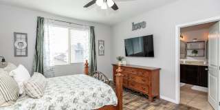 4 BEDROOM POOL & SOLAR HOME! Gallery 22