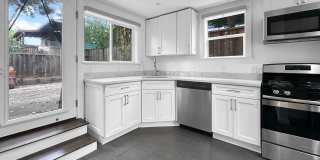 Private Gated Studio with Shared Backyard | Border of Emeryville & North Oakland Gallery 1