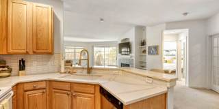 Top-Floor Serenity: Bright & Modern Fully Furnished Boulder Retreat Gallery 6