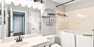 Modern 3-Bedroom Retreat with Pool, Fitness Center & More Gallery 12