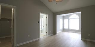 43673 SCARLET Square Gallery 14