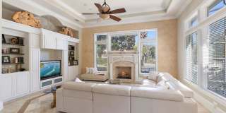 Stunning Lagoon Residence! Gallery 17