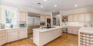 901 SE Riverside Drive Gallery 39