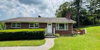 3 Bedroom, 2 Bath House with Huge Yard Gallery 1