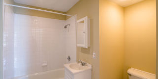 Beautiful Three Bedroom in Washington Square West Gallery 26