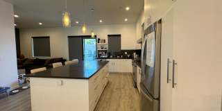 Five Bedroom/Four Bathroom Luxury House in Koreatown Gallery 5