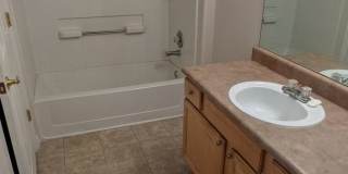 AWESOME 2-BEDROOM CONDO INCL. GARAGE, SWIMMING POOL, WASHER & DRYER! Gallery 14