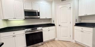 Large Open Concept House with Tons of Natural Light Gallery 12