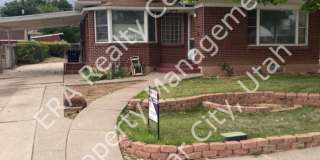 Move-In Bonus - 2 bed, 1 bath Basement Apartment in Vintage Home Gallery 1