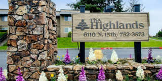 North Tacoma Condo Living | 2 Bed, 1.5 Bath End-Unit | Great Amenities! Gallery 1