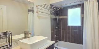 $1,950 - 2 Bed / 1 Bath Fully Furnished Condo in Secure Building in Rockwood/Manito Neighborhood Gallery 14