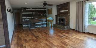 Luxurious 4 bedroom 2 bath house with river view - pet-friendly! Gallery 1