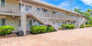 ** CANAL VIEW 2 BEDROOM\2 BATH CONDO ** SEASONAL OR ANNUAL ** BLUE POINT CLOSE TO DOWNTOWN NAPLES AND NAPLES BEAUTIFUL BEACHES ** CANAL BOAT SLIP AVAILABLE ** Gallery 8