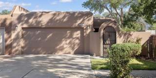 Adorable Townhome, 2 Master Bedroom Suites to Patio Living Gallery 3