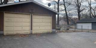 HUGE 3 Bed/2 Bath Home with your own private workshop + oversized garage Gallery 4