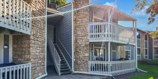 Charming 2-Bedroom Condo in Prime Location - Woodside Village Gallery 1