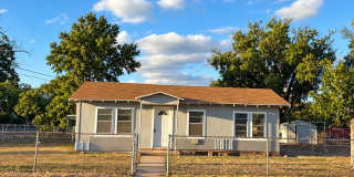 Recently updated charming home with HUGE backyard AVAILABLE NOW!! Gallery 1