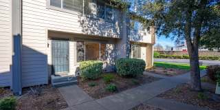 Lovely 3 Bedroom Townhouse ~ Water Included Gallery 1