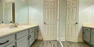 Spacious Two Bedroom featuring Ensuite Bathrooms! TWO ASSIGNED PARKING SPACES! Air Conditioning Included! Gallery 4