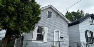 CUTE 2 BEDROOM HOUSE WITH LARGE BACKYARD IN HAMILTON! Gallery 1