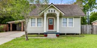 Adorable renovated Cottage Style home in Broadmoor School District with Large Yard Adorable renovated Cottage Style home in Broadmoor School District with Large Yard Gallery 1