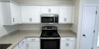 Beautiful Remodeled 3 bed, 2 bath home in convenient El Mirage neighborhood! Gallery 4