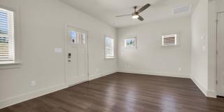 One Bedroom Cottage with Fenced Backyard! Gallery 6
