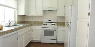 Lovely 2 bedroom townhouse Gallery 12