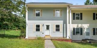 3 bed/ 2 1/2 bath pet friendly fenced yard Gallery 1