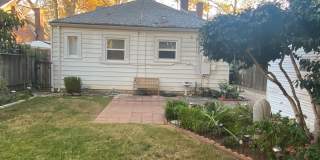 Cozy 2 bed 1 bath available now! Gallery 25