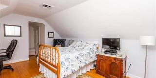 3 BR / 2 BA Sunny renovated Cape Cod within walking distance to Bryan Park Gallery 17