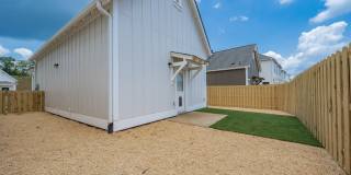 One Bedroom Cottage with Fenced Backyard! Gallery 17