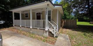 Charming 1BR/1BA cottage w/large back deck Gallery 1