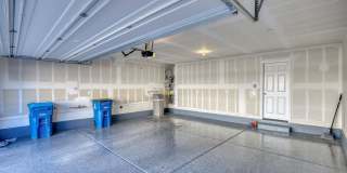 LIKE NEW 3 BEDROOM TOWNHOME Gallery 24