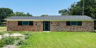 3-Bedroom, 2 Bat Single Family for Rent in Hillsboro, TX | Great yard & Modern Kitchen Gallery 1